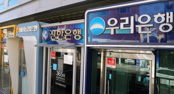 서울 시내에 은행 ATM 기계가 나란히 설치된 모습.
