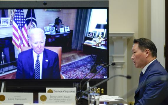 조 바이든 미국 대통령이 26일(현지시간) 백악관 루스벨트룸에서 최태원 SK그룹회장과 화상 면담을 하고 있다.