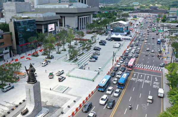 새 광화문광장 개장을 하루 앞둔 5일 오후 서울 종로구 광화문 광장에 마무리 작업이 한창이다.
