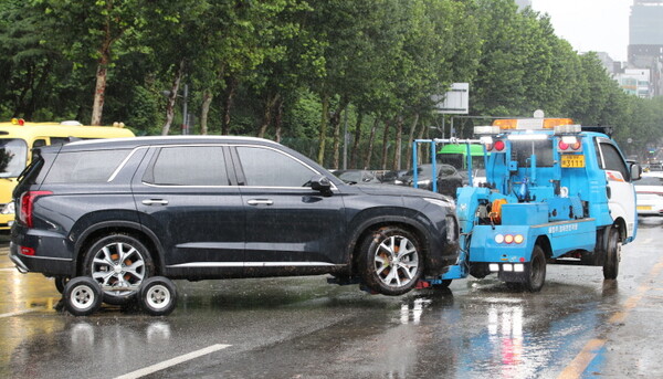 기록적인 폭우가 계속되고 있는 9일 오전 서울 강남구 대치역 인근에 침수차량들이 견인되고 있다.