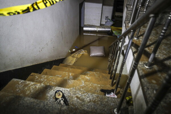 지난 8일 내린 많은 비로 서울 관악구에 위치한 한 빌라 반지하가 침수돼 일가족 3명이 갇혀 사망했다. 사진은 9일 오후 서울 관악구에 위치한 사고가 발생한 빌라에 물이 차있는 모습.