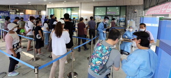 코로나19 하루 확진자 수가 126일 만에 최다인 18만803명을 기록한 17일 오전 서울 동작구 동작구보건소 선별진료소에서 시민들이 검사받기 위해 기다리고 있다.