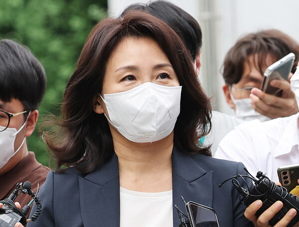 더불어민주당 이재명 의원의 부인 김혜경 씨가 '법인카드 사적 유용 의혹'과 관련, 조사를 받기위해 23일 오후 경기도 수원시 경기남부경찰청에 출석하고 있다.