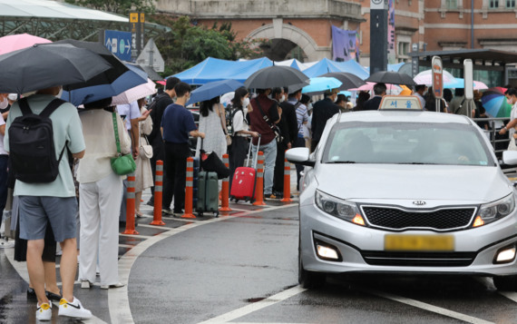 25일 오후 서울 중구 서울역 택시 정류장에서 승객들이 택시를 타기 위해 대기하고 있는 모습.