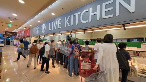 2일 롯데마트 서울역점에 반값으로 판매하는 '한통가득 탕수육'을 사기 위해 사람들이 줄을 서있다.