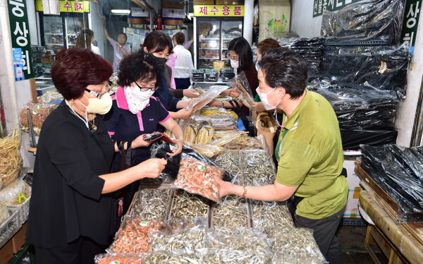 1일 오후 대구 중구 서문시장에서 열린 ‘추석 명절 전통시장 장보기 행사’에서 중구 주민들이 제수용품을 구매하고 있다.