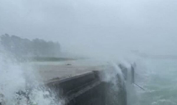 제11호 태풍 '힌남노'의 영향권에 들어간 일본 오키나와에 폭우로 인한 피해가 잇따랐다. 사진=트위터 캡처