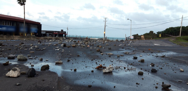 제11호 태풍 힌남노가 지나간 6일 오전 제주 서귀포 새연교 주차장에 높은 파도에 의해 떠내려 온 돌들이 흩어져 있다. (사진=제주소방안전본부)