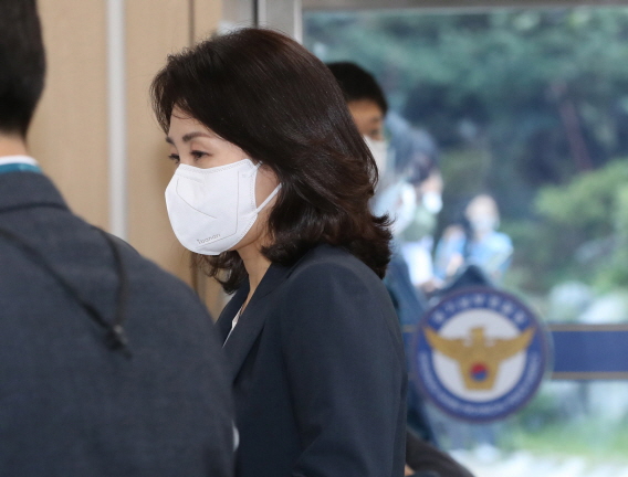 더불어민주당 이재명 의원의 부인 김혜경씨가 '법인카드 사적 유용 의혹'과 관련, 조사를 받기위해 23일 오후 경기도 수원시 경기남부경찰청에 출석하고 있다.