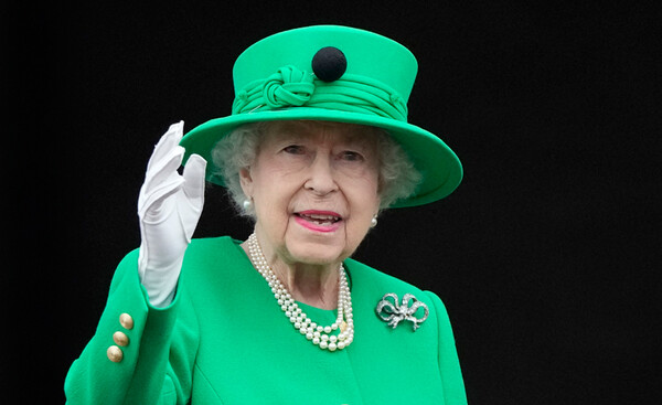 엘리자베스 2세 영국 여왕이 5일(현지시간) 런던 버킹엄궁 발코니에서 플래티넘 주빌리 카니발에 모인 군중을 향해 손을 흔들고 있다.