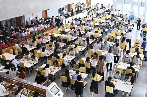 6일 오후 경기도 용인시청 구내식당에서 직원들이 점심식사를 하고 있다.
