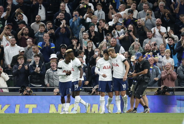 Tottenham's Son Heung-min celebrates with teammates after scoring during the English Premier League soccer match between Tottenham Hotspur and Leicester City at Tottenham Hotspur Stadium, in London, Saturday, Sept. 17, 2022. (AP Photo/David Cliff)