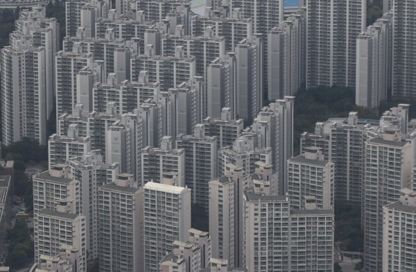 서울 아파트 평균 매매가가 하락세를 보인 13일 오후 서울 송파구 롯데타워 전망대에서 서울 아파트 대단지가 보이고 있다.