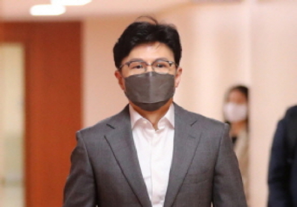 한동훈 법무부 장관이 지난 20일 오전 서울 종로구 정부서울청사에서 열린 국무회의에 참석하고 있다.