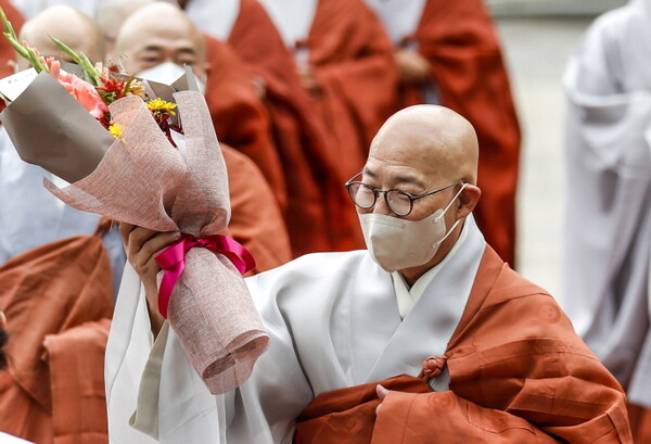 조계종 제37대 총무원장 진우스님이 28일 오전 서울 종로구 조계사에서 신도들에게 임기 시작 축하를 받고 있다.