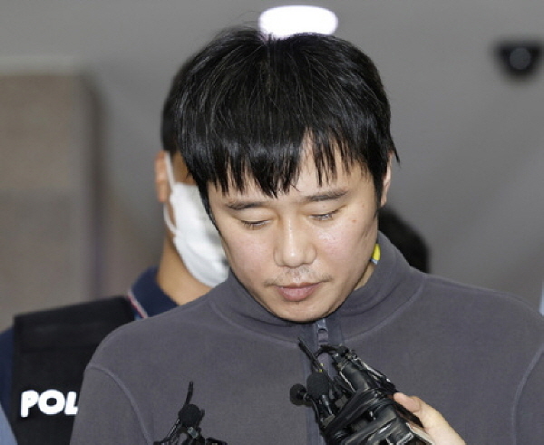 신당역 살인사건 피의자인 전주환(31)이 지난 21일 오전 서울 중구 남대문경찰서에서 검찰로 송치되고 있다.
