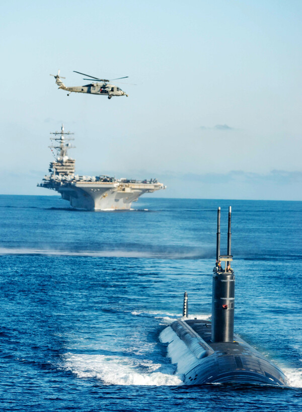 한미일 대잠전 훈련에 참가한 미측 전력들이 30일 동해 공해상에서 기동훈련을 하고 있다. 앞쪽부터 미국 원자력추진 잠수함 아나폴리스함(SSN), 미국 원자력추진 항공모함 로널드 레이건함(CVN), 미국 해상작전헬기(MH-60, 시호크). (사진=해군 제공)