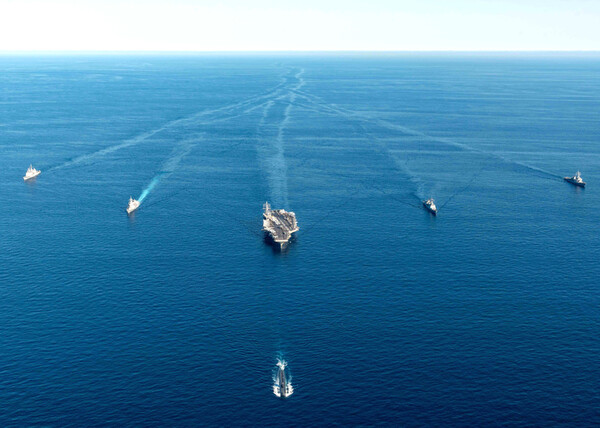한미일 대잠전 훈련 참가전력들이 30일 동해 공해상에서 기동훈련을 하고 있다. 오른쪽 선두부터 미국 원자력추진 잠수함 아나폴리스함(SSN), 미국 원자력추진 항공모함 로널드 레이건함(CVN), 한국 구축함 문무대왕함(DDH-II), 일본 구축함 아사히함(DD), 미국 이지스구축함 벤폴드함(DDG), 미국 순양함 첸슬러스빌함(CG). (사진=해군 제공)