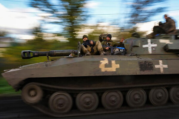 우크라이나 군인들이 4일(현지시간) 우크라이나의 이지움과 리만 사이의 도로를 지나는 장갑차 위에 앉아 진군하고 있다.