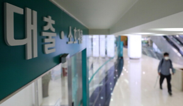 시중은행이 잇따라 대출 금리 인하에 나섰다. 5일 오후 서울의 한 시중은행에서 대출창구가 보이고 있다.