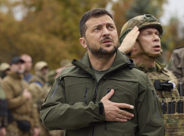 볼로디미르 젤렌스키 우크라이나 대통령이 14일(현지시간) 최근 우크라이나군이 탈환한 하르키우주 이지움을 방문해 국기 게양식에 참석하고 있다. 2022.09.15.