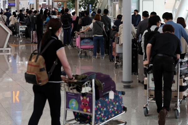 ​5일 오전 인천국제공항 제1여객터미널 출국장에서 이용객들이 탑승수속을 기다리고 있다.​