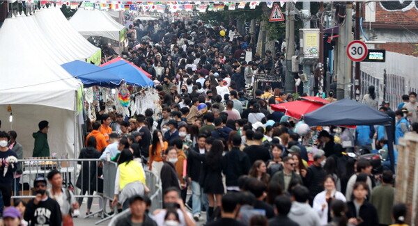 2022 이태원 지구촌 축제가 열린 16일 오후 서울 용산구 이태원관광특구 일대가 붐비고 있다.