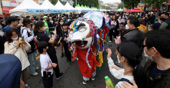 ​2022 이태원 지구촌 축제가 열린 16일 오후 서울 용산구 이태원관광특구 일대에서 풍물놀이 공연이 펼쳐지고 있다.​