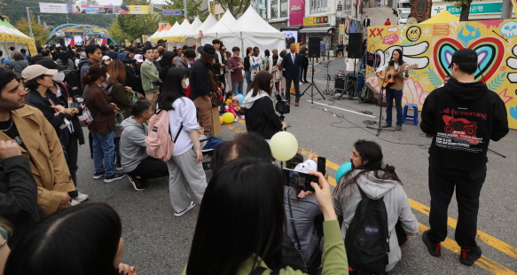 2022 이태원 지구촌 축제가 열린 16일 오후 서울 용산구 이태원관광특구 일대에서 버스킹공연이 펼쳐지고 있다.