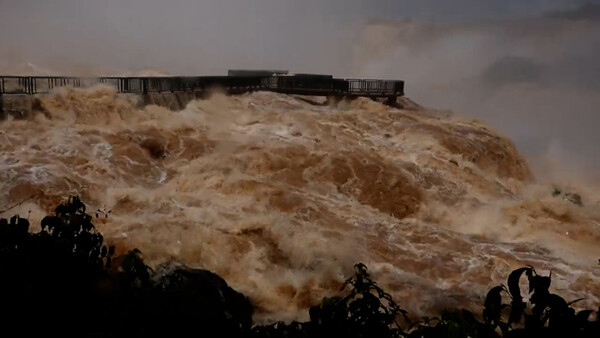지난 13일(현지시각) 브라질 쪽에서 바라본 이구아수 폭포의 모습. 출처: 유튜브 이용자 Colin Reid