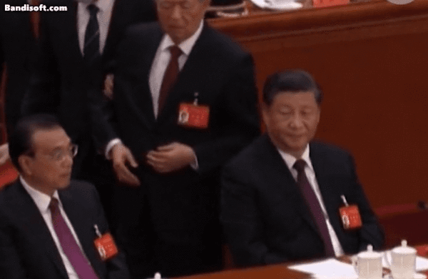 22일 베이징 열린 중국 공산당 20차 전국대표대회(당 대회) 폐막식 도중 한 수행원이 후진타오 전 중국 국가주석을 일으키려고 하는 모습. / 영상 = 자유아시아방송(rfa) 트위터