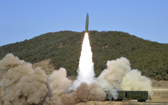 북한 조선중앙통신이 15일 공개한 사진에 14일 북한군이 평안북도 철도에서 미사일을 시험 발사하고 있다.