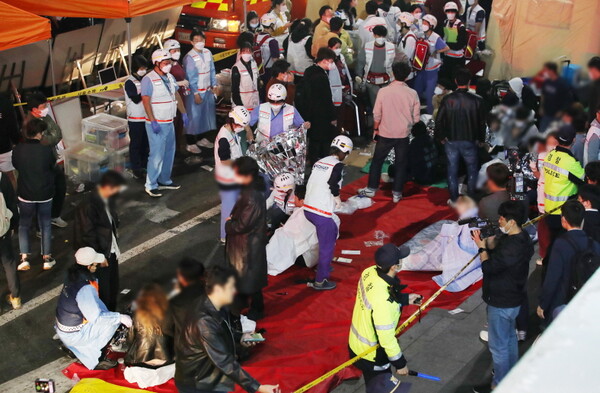 = 지난 29일 밤 서울 용산구 이태원 일대에서 대규모 압사사고가 발생해 30일 새벽 의료진들이 부상자 구조활동을 하고 있다. 3