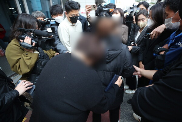 서울 용산구 이태원 일대에서 대규모 압사 사고가 발생한 이튿날인 30일 오전 서울 순천향대병원 장례식장을 찾은 한 실종자 가족이 소식을 들은 후 오열하고 있다.