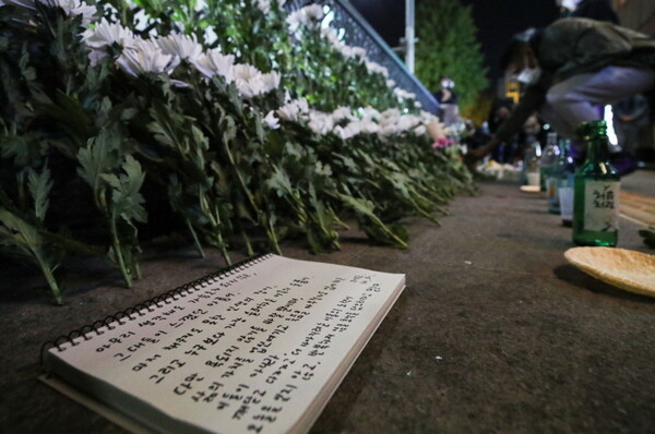 30일 오후 서울 용산구 이태원 압사 사고 인근에 마련된 추모공간에서 시민들이 헌화하고 있다.