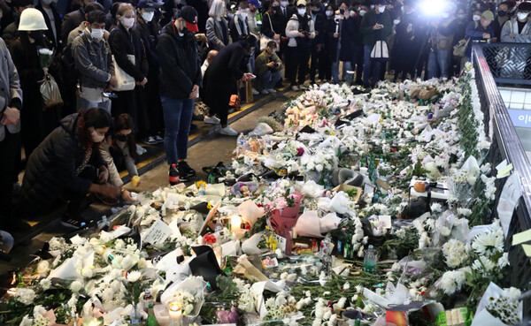 31일 오후 서울 용산구 이태원 압사사고 현장 인근에 마련된 추모 공간을 찾은 시민들이 희생자들을 추모하고 있다.