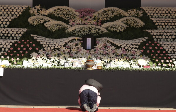 2일 오전 이태원 사고 참사 합동분향소가 마련된 서울광장에서 한 어르신이 절을 하고 있다.