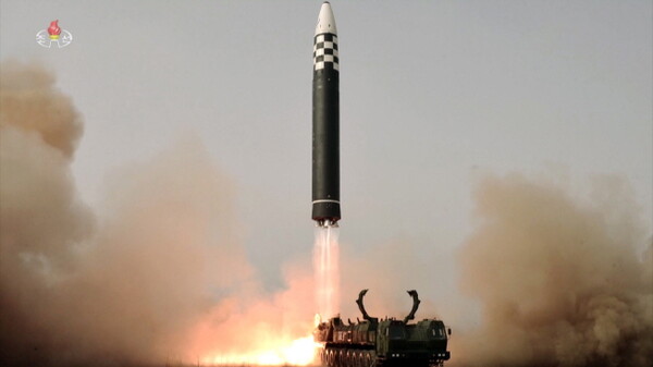 북한 조선중앙TV가 북한이 지난 24일 김정은 북한 조선노동당 총비서 겸 국무위원장의 명령, 지도 아래 신형 대륙간탄도미사일(ICBM) 화성 17형을 시험 발사했다고 25일 보도했다. (사진=조선중앙TV 캡쳐)
