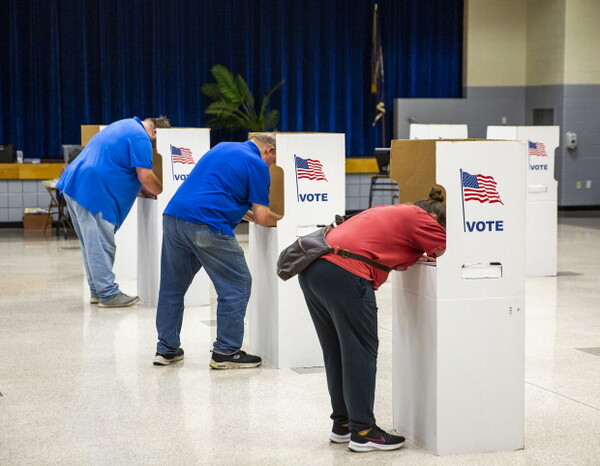 미국 중간선거일인 8일(현지시간) 버지니아주 프레데릭스버그의 한 투표소에서 유권자들이 투표하고 있다.