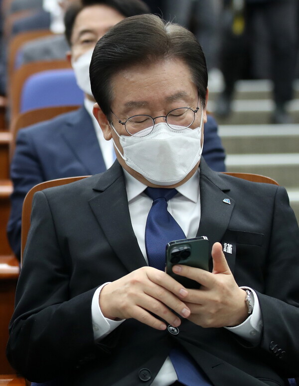 이재명 더불어민주당 대표가 9일 오후 서울 여의도 국회에서 열린 정책의원총회에서 휴대폰을 보고 있다.