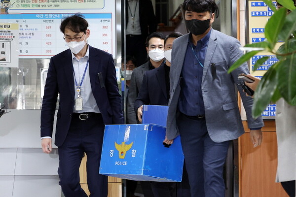 경찰청 특별수사본부 직원들이 2일 오후 서울 용산경찰서 압수수색을 마치고 경찰서를 나오고 있다.