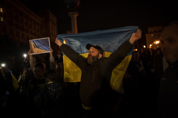11일(현지시간) 우크라이나 수도 키이우 시민들이 광장에 모여 우크라이나군의 헤르손 탈환 소식에 기뻐하고 있다