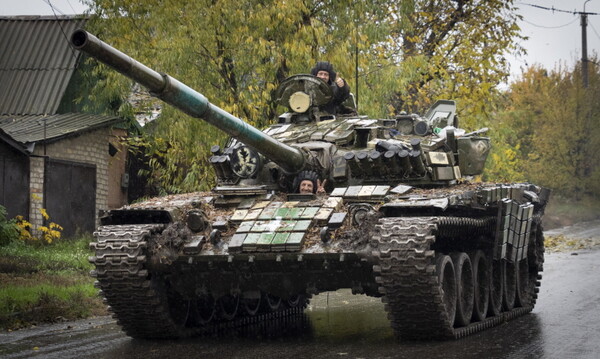 26일(현지시간) 우크라이나 도네츠크주 바흐무트에서 우크라이나 전차병들이 전차 안에서 승리의 V를 그리고 있다. 이 지역은 러시아군과의 전투가 가장 치열했던 곳으로 알려져 있다.