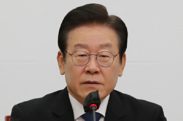 이재명 더불어민주당 대표가 11일 오전 서울 여의도 국회에서 열린 최고위원회의에서 발언하고 있다.