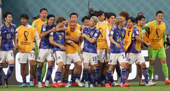 23일(현지시간) 오후 카타르 도하 칼리파 스타디움에서 열린 2022 카타르 월드컵 조별리그 E조 1차전 독일과 일본의 경기, 일본 도안 리츠가 동점골을 성공시키고 동료들과 기뻐하고 있다.