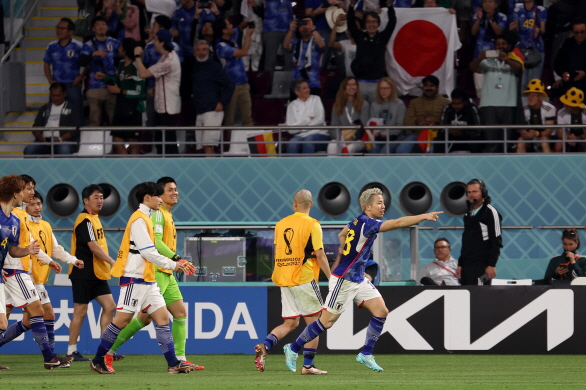 23일(현지시간) 오후 카타르 도하 칼리파 스타디움에서 열린 2022 카타르 월드컵 조별리그 E조 1차전 독일과 일본의 경기, 일본 아사노 타쿠마가 역전골을 성공시킨 후 동료들과 기뻐하고 있다.