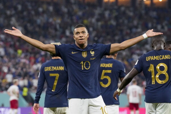 프랑스의 킬리앙 음바페가 26일(현지시간) 카타르 도하의 스타디움 974에서 열린 2022 카타르 월드컵 조별리그 D조 2차전 덴마크와의 경기 후반 16분 선제골을 넣은 후 기뻐하고 있다.