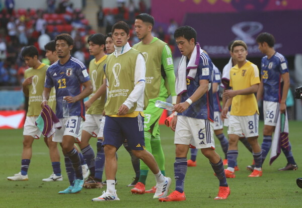 27일(현지시간) 오후 카타르 알라이얀 아흐메드 빈 알리 스타디움에서 열린 열린 2022 카타르 월드컵 조별리그 E조 2차전 일본과 코스타리카의 경기, 코스타리카에 0-1로 패한 일본 선수들이 아쉬운 표정으로 그라운드를 나서고 있다.
