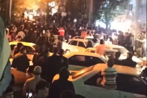 이란 전역에 걸쳐 반정부 시위가 벌어지는 가운데 이란이 미국과의 월드컵 3차전에서 패하자 자동차 경적을 울리며 ‘자축’하던 이란인이 보안대가 쏜 총에 맞아 사망했다. 출처: 트위터