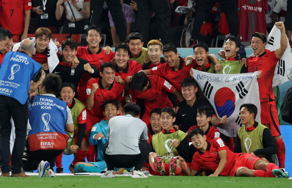 2일(현지시간) 카타르 알라이얀 에듀케이션 시티 스타디움에서 열린 2022 카타르 월드컵 H조 최종 3차전 대한민국과 포르투갈의 경기, 한국 선수들이 포르투갈에 2-1로 승리하며 16강 진출을 확정 지은 뒤 기뻐하고 있다.